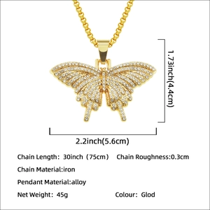 Collana con pendente a farfalla hip hop con strass incastonati e catena a scatola lunga