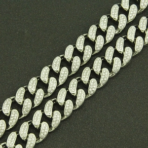 Catena cubana da uomo in argento con strass scintillanti stile hip hop su sfondo grigio