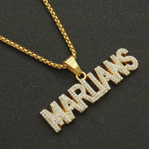 Iced-Out Goldkette im Hip-Hop-Stil mit MARUAKS Buchstaben-Anhänger und glänzenden Steinen