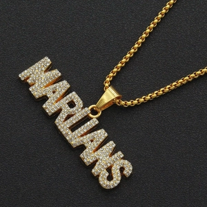 Hiphop Goldkette mit glitzerndem MARIAH'S Buchstabenanhänger auf schwarzem Hintergrund