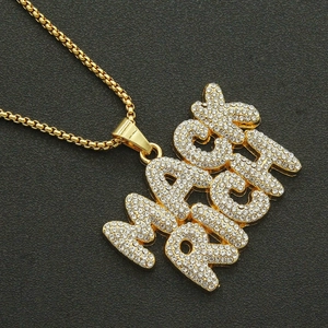 Collana hip-hop da uomo con ciondolo a lettere MAGN RICH in oro e strass su sfondo nero