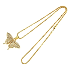 Collana con ciondolo a farfalla hip hop dorata con pavé di cristalli scintillanti