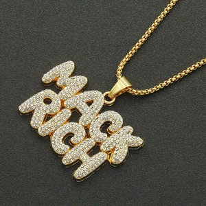 Collana hip-hop dorata con ciondolo a lettere TRACK RICH e zirconi incastonati