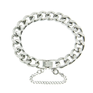Clásica pulsera de cadena cubana plateada con cierre cuadrado y detalle de cadena de seguridad
