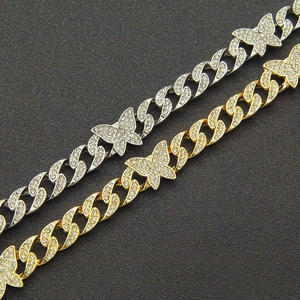 Collier maille cubaine avec pendentifs papillon en cristal, finitions or et argent