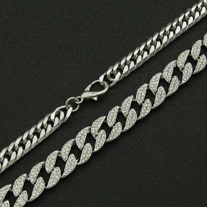 Chaîne cubaine argentée polie et collier avec strass brillants et fermoir mousqueton
