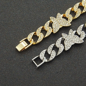 Vue détaillée des bracelets gourmette cubaine plaqués or et argent avec pendentif papillon