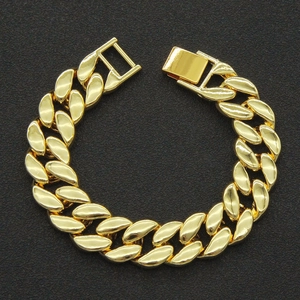 Bracelet gourmette dorée pour hommes avec fermoir classique sur fond texturé noir élégant