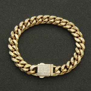 Détail d'un bracelet gourmette doré avec fermoir rectangulaire serti de zircons blancs