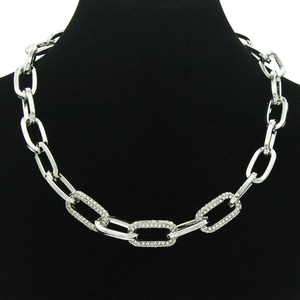Collier à maillons cubains argentés avec cristaux ovales sur un buste noir