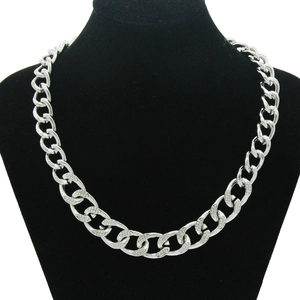 Detalle del collar de cadena cubana plateada con diamantes de imitación en soporte negro