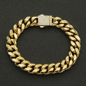 Bracelet gourmette or hip-hop pour homme avec fermoir pavé de zircons sur fond noir