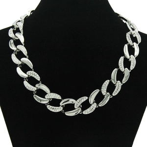Collier à grosse maille gourmette argentée avec alternance de maillons polis et pavés