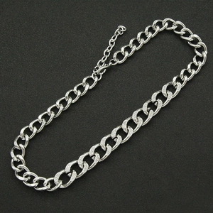 Collar de cadena de eslabones cubanos plateados con cristales y cierre de mosquetón