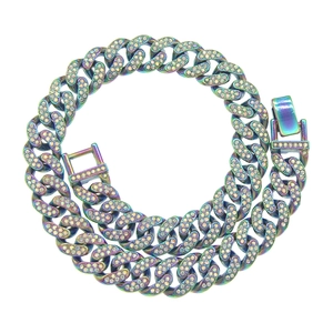 Bracelet cubain 13mm arc-en-ciel serti de strass brillants sur un fond blanc minimaliste