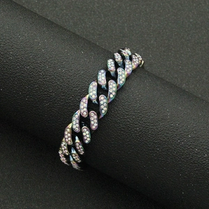 Vue détaillée d'un bracelet gourmette arc-en-ciel serti de strass blancs scintillants