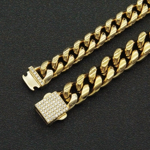 Bracelet gourmette cubaine homme dorée avec fermoir carré serti de zircons brillants