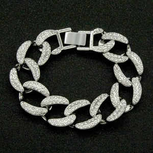 Makroaufnahme des silberfarbenen Iced Out Gliederkettenarmbands mit funkelnden Strass