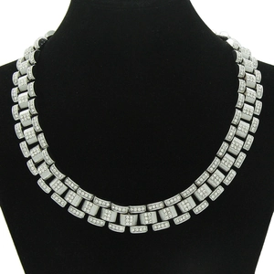 Collier à maillons argentés de style hip hop avec cristaux sur support en velours noir
