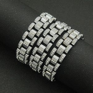 Bracelet à maillons argenté avec plusieurs rangées de strass sur support