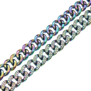 Gros plan détaillé de la chaîne cubaine arc-en-ciel de 13mm sertie de strass brillants
