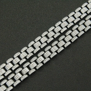 Gros plan de bracelets gourmettes argentés avec strass étincelants style hip hop