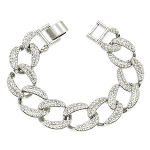 Dettaglio del bracciale a catena cubana argentata con file multiple di strass incastonati