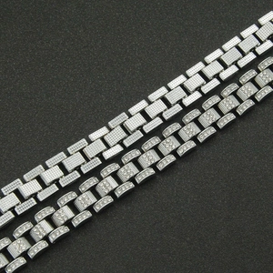 Gros plan sur un bracelet hip-hop argenté avec strass brillants et maillons texturés