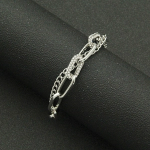 Silberne doppellagige Panzerkette Armband mit Kristall-Pavé-Gliedern auf schwarzem Stand