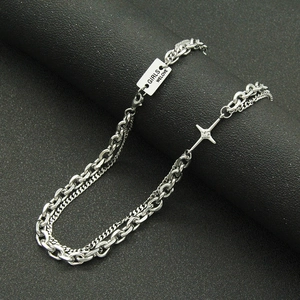 Collier à double chaîne argentée avec pendentif étoile croisée et plaque en métal