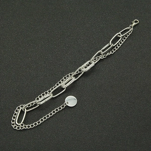 Detailansicht eines silbernen mehrlagigen Armbands mit ovalen Gliedern und Kristallakzenten