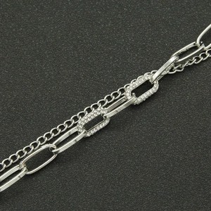 Minimalistisches doppellagiges silbernes Gliederkettenarmband mit Mikropave Zirkonia