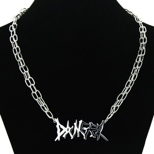 Collier punk argenté avec pendentif DANGER et chaîne double épaisseur sur un buste