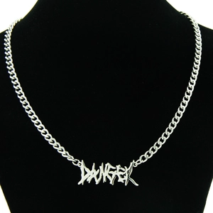 Vue détaillée de la grosse chaîne cubaine avec pendentif à lettres DANGER pointues