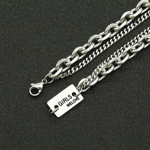 Gros plan d'un bracelet multicouche en argent avec plaque métallique gravée détail