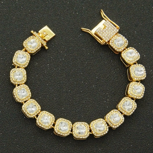 Hip-Hop-Goldarmband mit quadratischen Diamanten und Pavé-Kristallen auf schwarzem Hintergrund