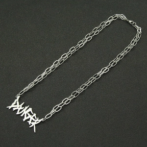 Détail d'un collier double couche en acier titane argenté avec pendentif DANGER