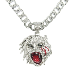 Vue macro du pendentif 6ix9ine serti de strass avec une grosse chaîne maille cubaine