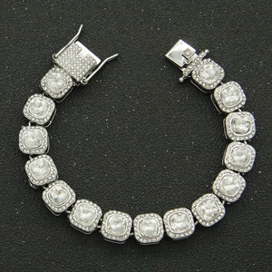 Makro-Detail einer silbernen kubanischen Halskette mit quadratischen Diamanten und Verschluss