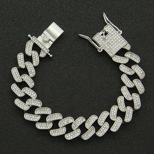 Macro d'un bracelet gourmette hip hop argenté avec détails en zircons pavés scintillants