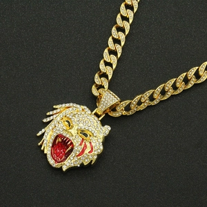 Vue détaillée du pendentif hip hop avec strass blancs sur une grosse chaîne cubaine dorée