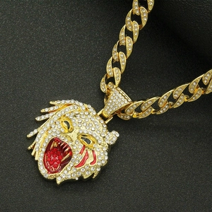 Chaîne cubaine dorée hip hop avec pendentif en cristal glacé et détails rouges