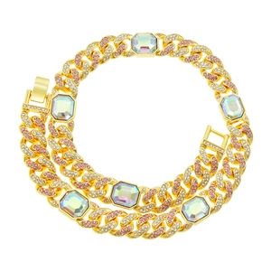 Cadena cubana chapada en oro con cristales cuadrados de colores y pedrería brillante