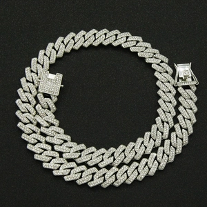 Gros plan d'un collier chaîne cubaine argentée orné de strass avec fermoir sécurisé
