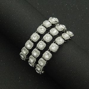Nahaufnahme eines Hip-Hop-Armbands mit quadratischen Strasssteinen und Silber-Finish