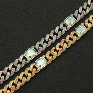 Détail macro d'une chaîne cubaine glacée avec diamants roses et cristaux octogonaux colorés