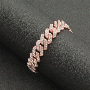 Vue macro d'un bracelet maille cubaine or rose 13mm serti de cristaux de style hip hop