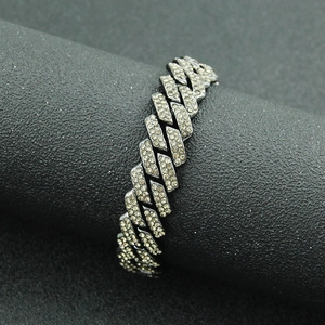 Détail de la chaîne cubaine gris anthracite sertie de strass sur un support d'exposition
