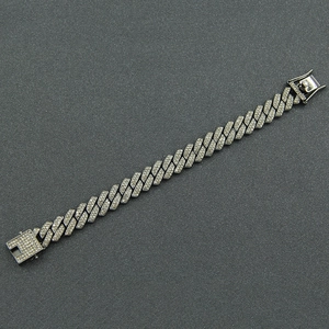 Vue détaillée du collier Cuban gris foncé serti de diamants avec fermoir de sécurité