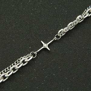 Détail macro du bracelet à double chaîne cubaine argentée avec pendentif étoile